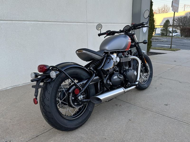 2025 Triumph BONNEVILLE BOBBER Image 3