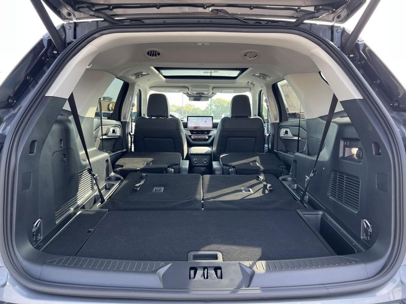 2025 Ford Explorer photo 45