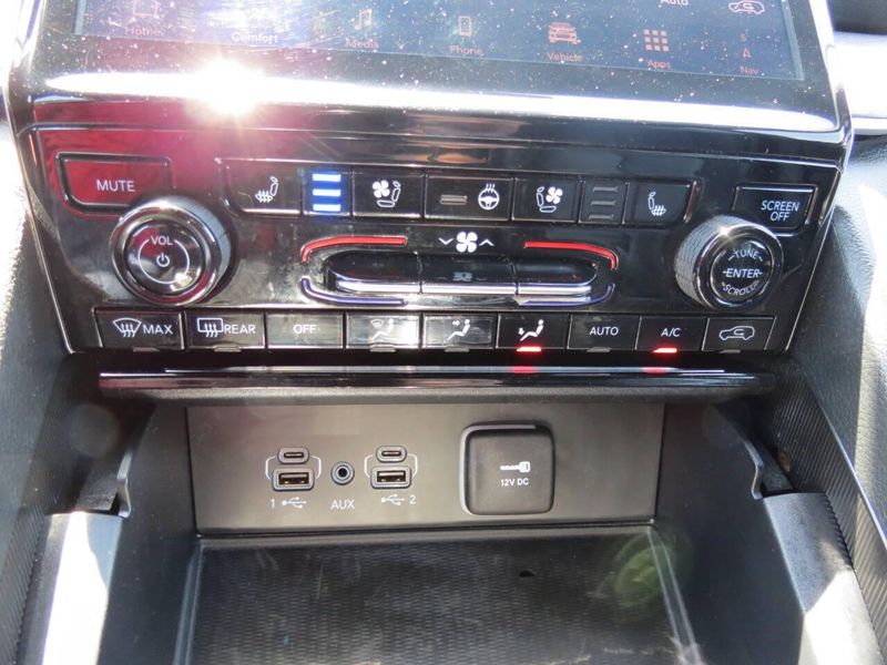 Used 2024 Jeep Grand Cherokee L Limited 4x4 4dr SUVImage 27