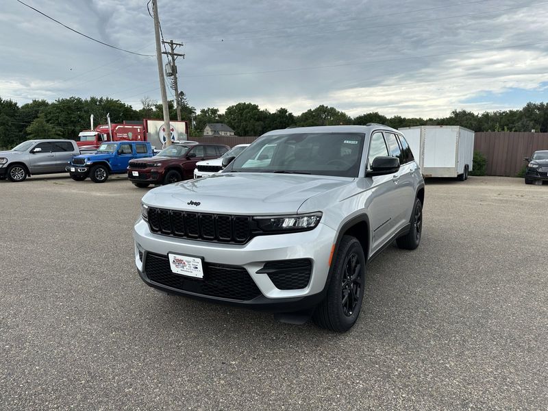 2024 Jeep Grand Cherokee Altitude X 4x4Image 4