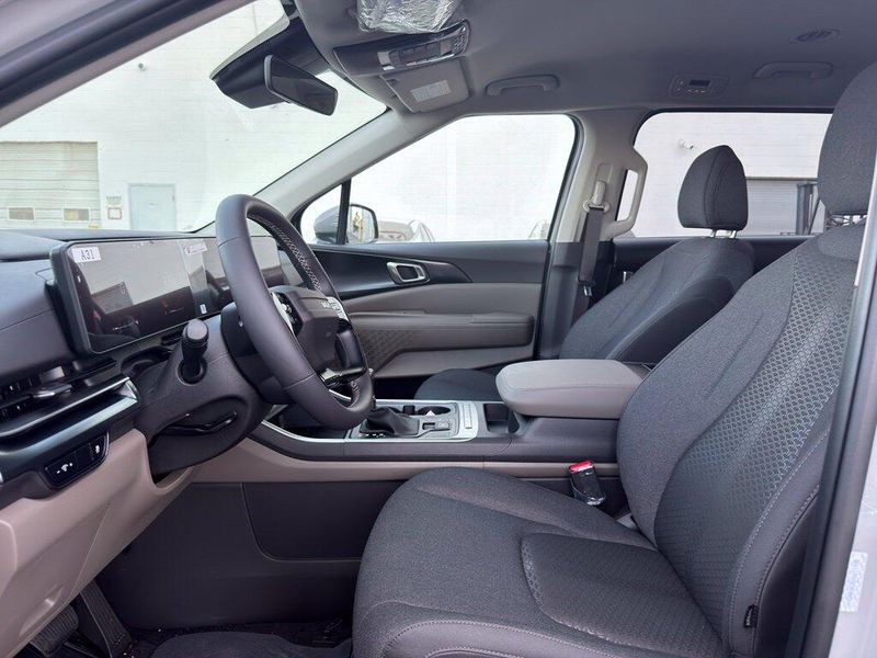 New 2027 Kia Carnival LXImage 11