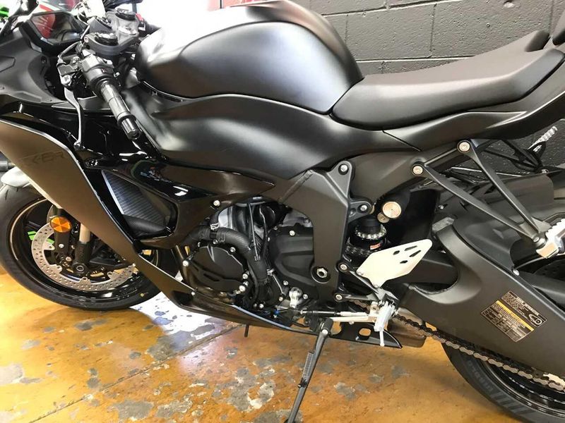 Used 2024 Kawasaki Ninja ZX-6R Base Image 4