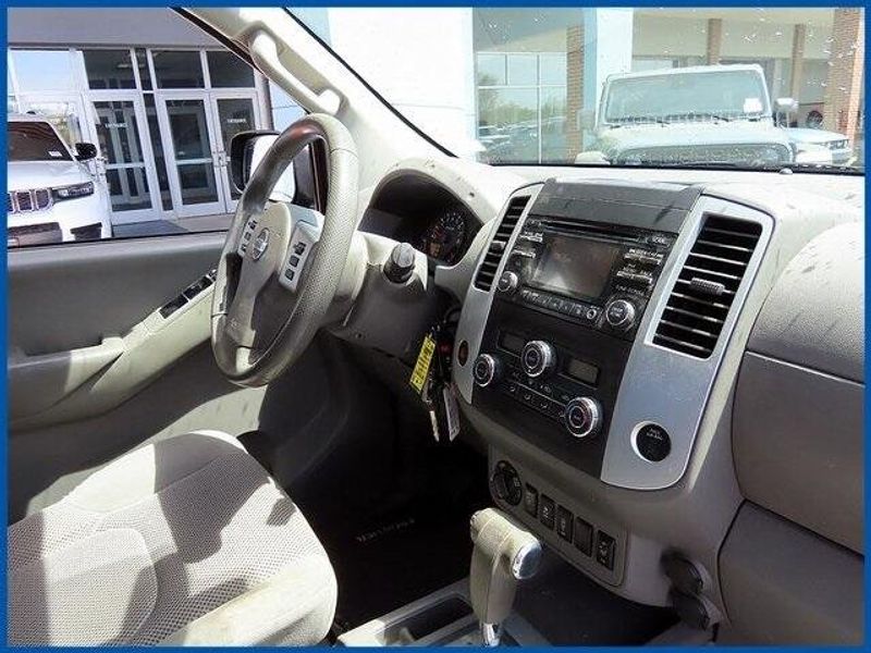 2014 Nissan Frontier SVImage 9