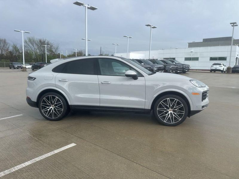 Used 2024 Porsche Cayenne Coupe BaseImage 4