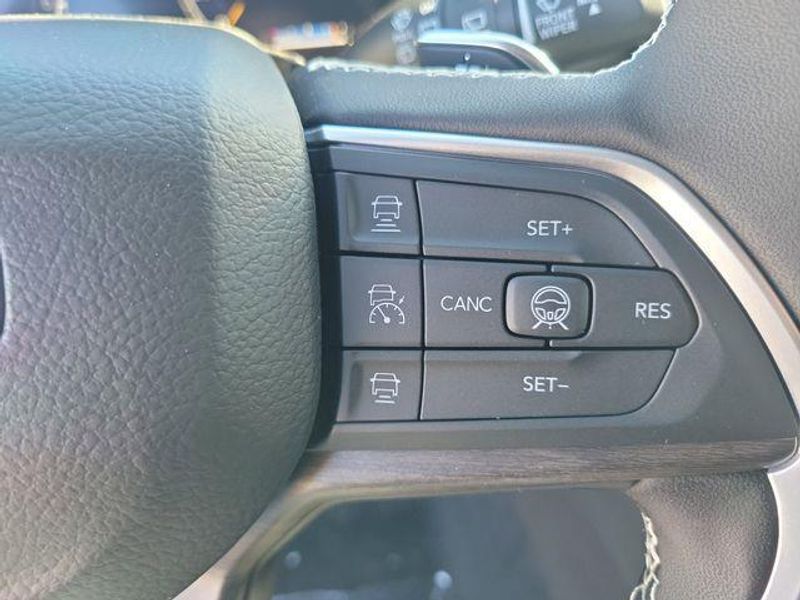New 2026 Jeep Grand Cherokee Laredo Altitude 4x4