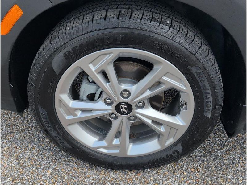 Used 2022 Hyundai Kona SELImage 9