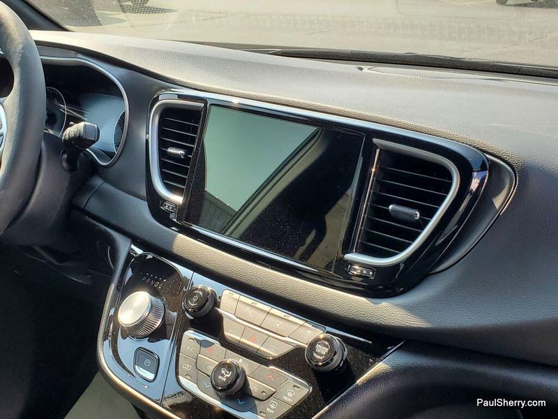 New 2025 Chrysler Voyager LxImage 20