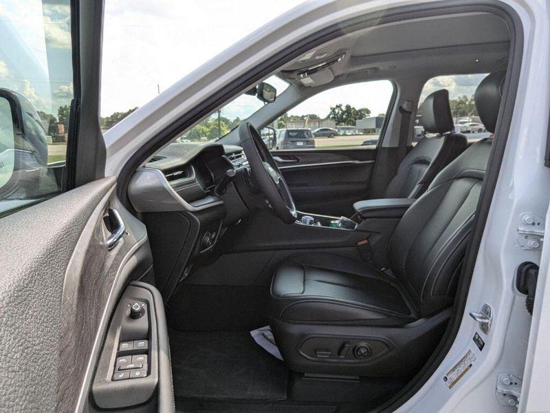 New 2024 Jeep Grand Cherokee L Limited 4x2Image 23