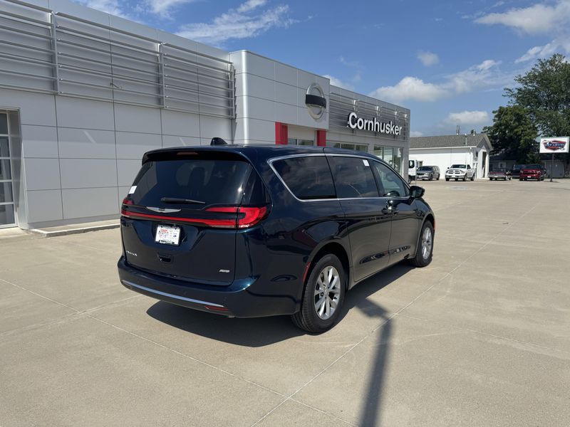New 2025 Chrysler Pacifica SelectImage 8