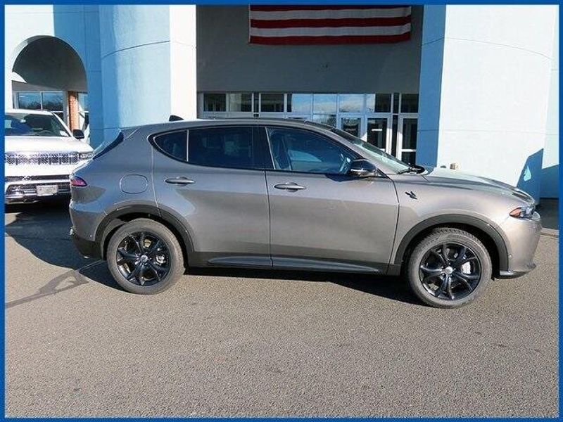 2024 Dodge Hornet R/T Plus in a Gray Cray exterior color and Blackinterior. Papas Jeep Ram In New Britain, CT 860-356-0523 papasjeepram.com 