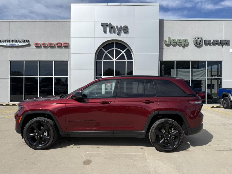 Used 2025 Jeep Grand Cherokee AltitudeImage 31