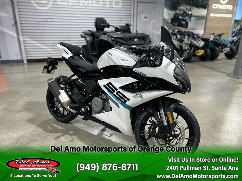 2025 CFMOTO 300SS Image 2