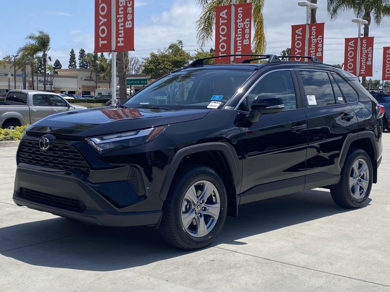2025 Toyota RAV4 XLEImage 6