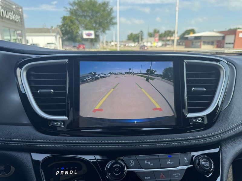 New 2025 Chrysler Pacifica SelectImage 23