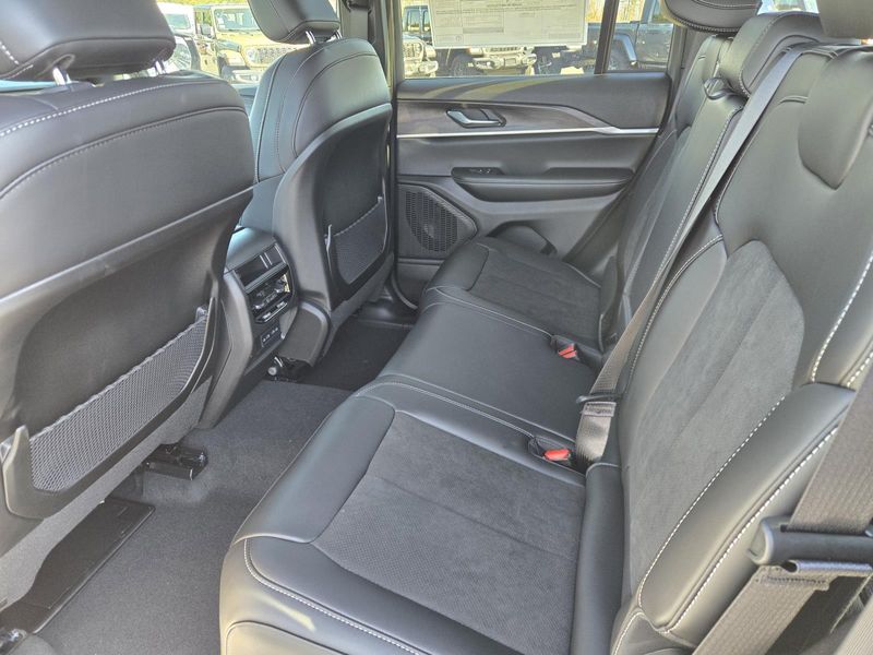 New 2026 Jeep Grand Cherokee Laredo Altitude 4x4