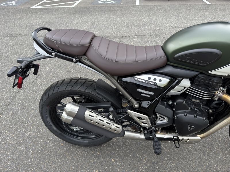 2025 Triumph SCRAMBLER 400 X - MATTE KHAKI GREEN - FUSION WHITE 