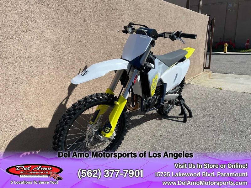 2024 HUSQVARNA FC 450  in a WHITE exterior color. Del Amo Motorsports of Los Angeles (562) 262-9181 delamomotorsports.com 