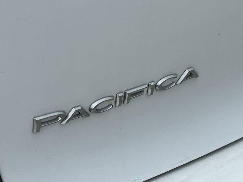 Used 2021 Chrysler Pacifica Touring LImage 4