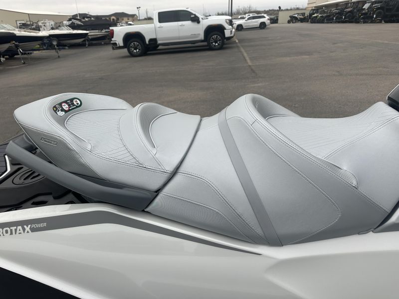 2025 SEADOO GTX LIMITED 325 WITH SOUND SYSTEM IDF WHITE PEARL Image 9