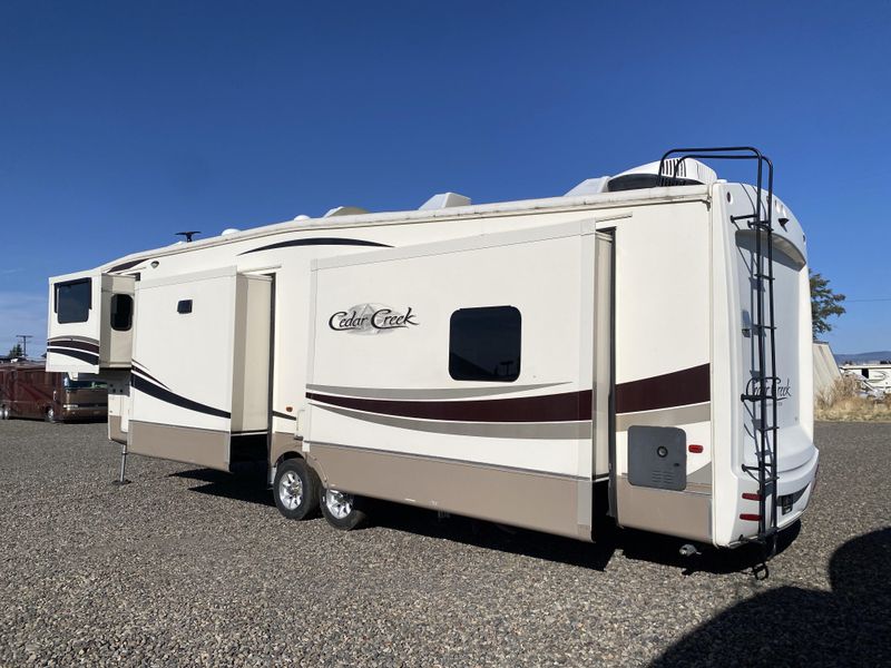 Used 2018 FOREST RIVER CEDAR CREEK 38 FLX Image 5
