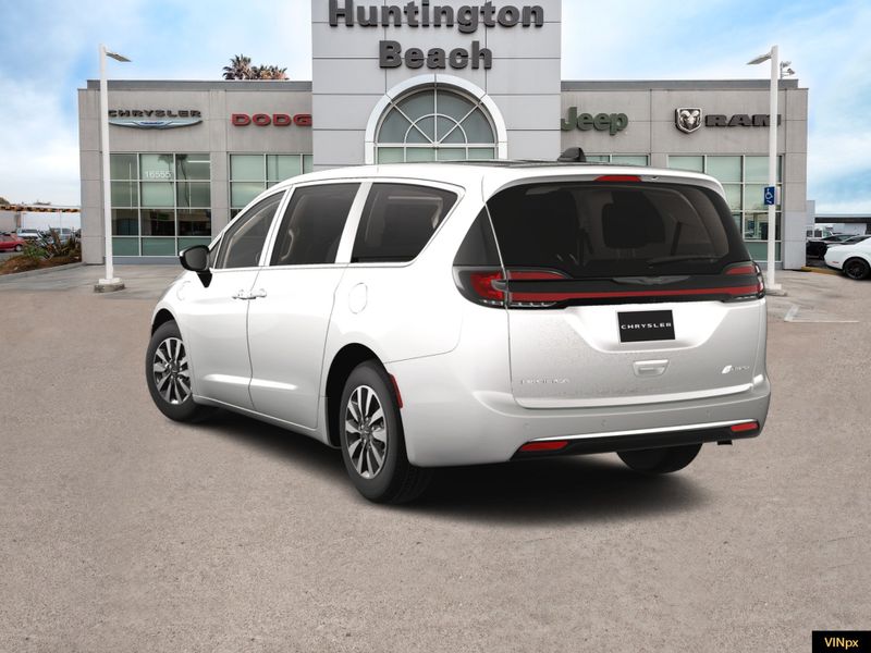 2024 Chrysler Pacifica Hybrid SelectImage 5