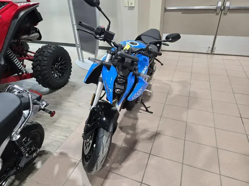 2025 Suzuki GSX8S GLASS SPARKLE BLACK AND PEARL COSMIC BLUE Image 8