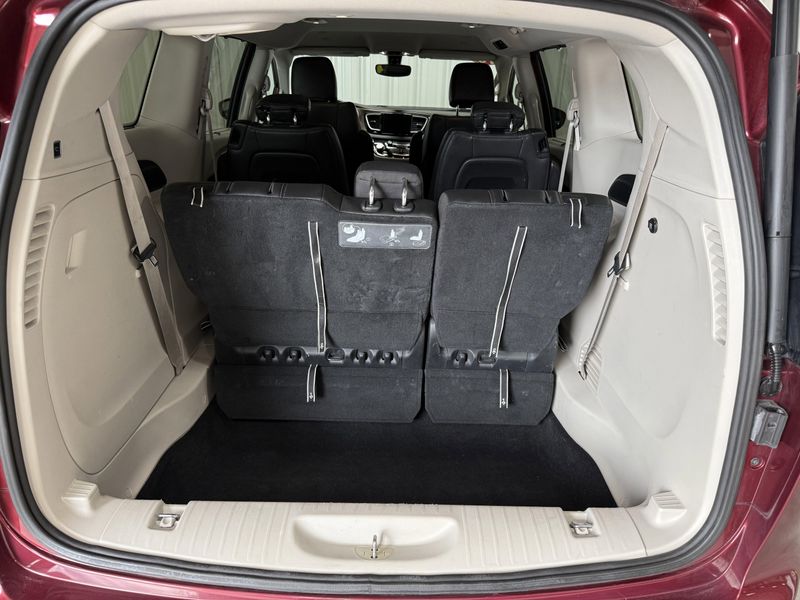 Used 2018 Chrysler Pacifica Touring LImage 5