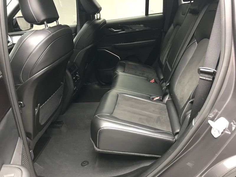 Used 2023 Jeep Grand Cherokee AltitudeImage 9