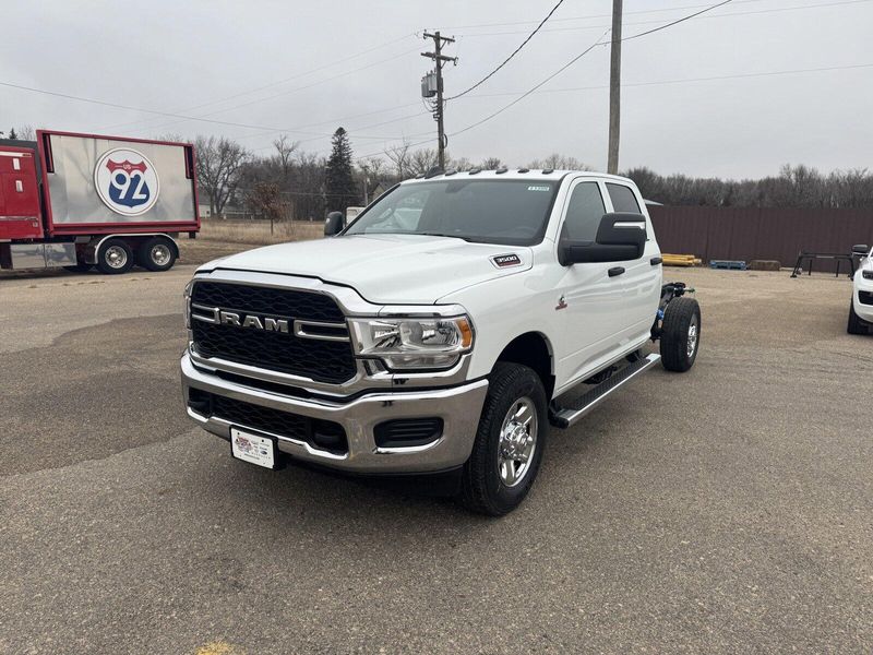 2024 RAM 3500 Chassis Cab TradesmanImage 4