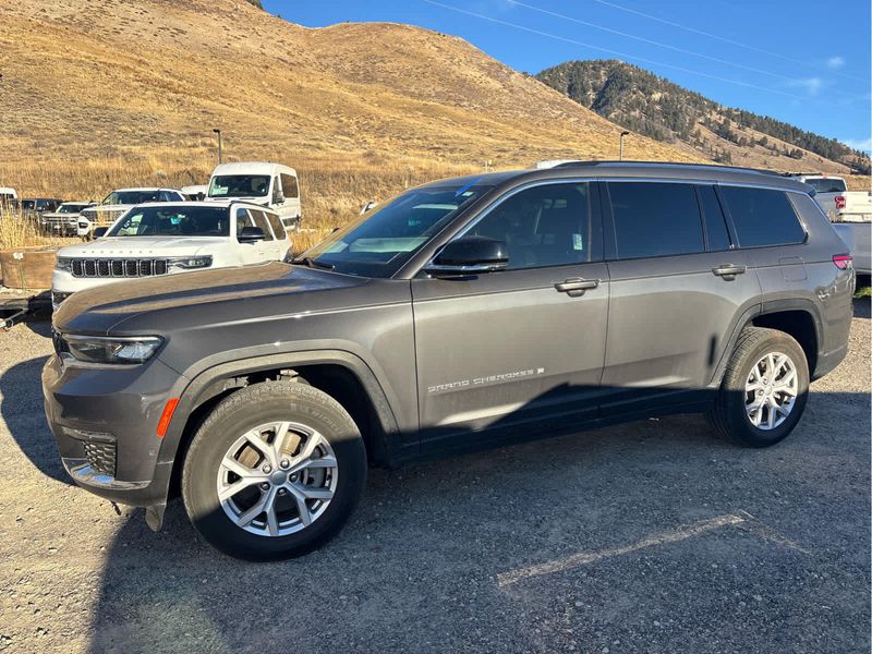 2022 Jeep Grand Cherokee Limited photo 3