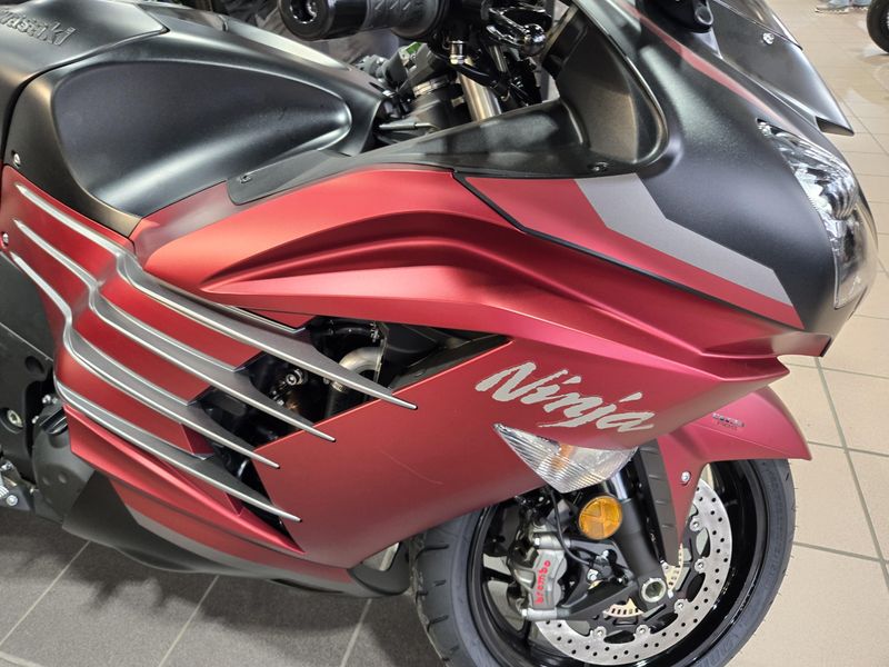 2025 Kawasaki NINJA ZX14R ABS METALLIC MATTE SOVEREIGN RED AND METALLIC FLAT SPARK BLACK AND METALLIC MATTE GRAPHITE GRAY Image 3