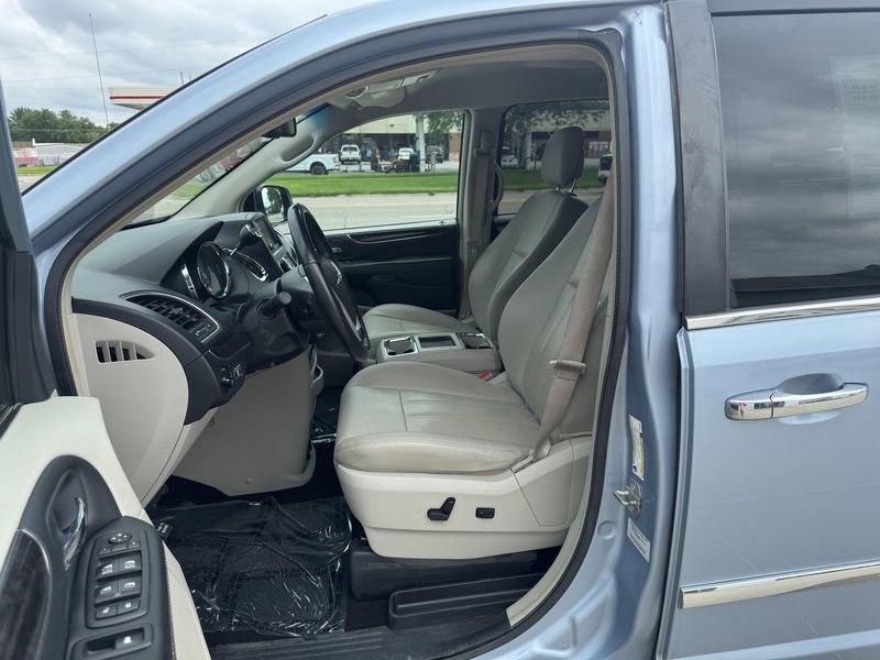 Used 2016 Chrysler Town & Country TouringImage 10