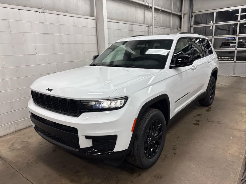 2025 Jeep Grand Cherokee Laredo Altitude photo 4