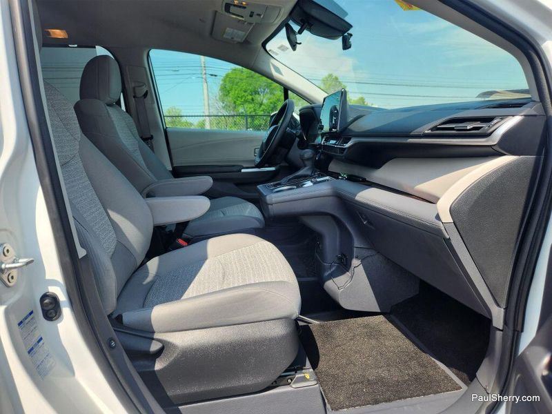2022 Toyota Sienna Hybrid LEImage 47