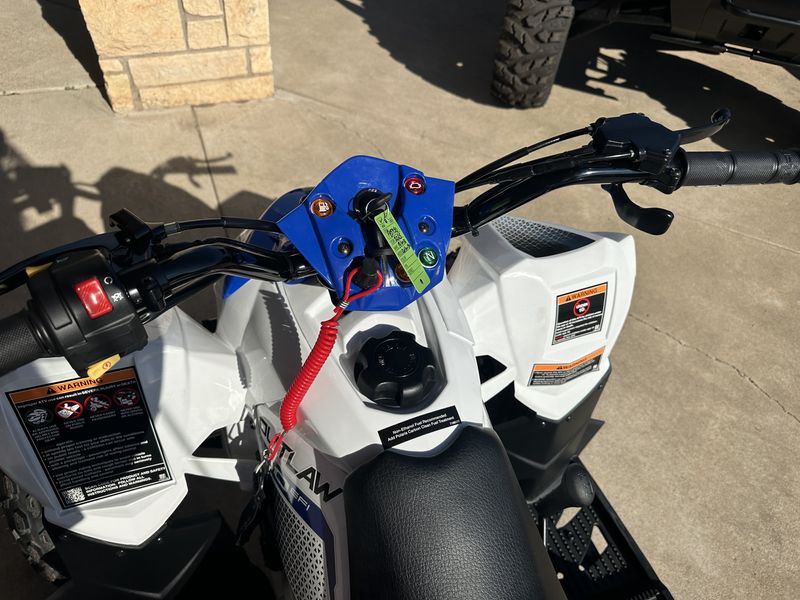 2025 Polaris OUTLAW 110 EFI BRIGHT WHITE AND BLUEImage 8