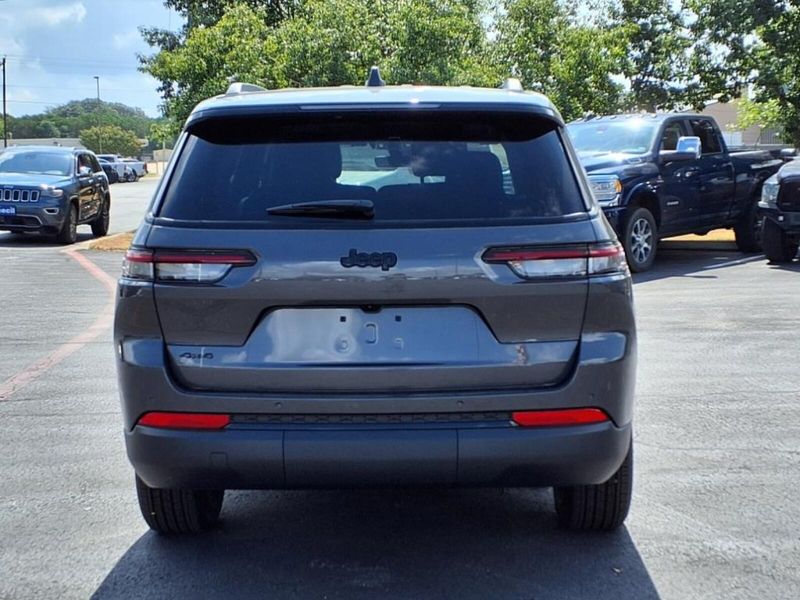 2025 Jeep Grand Cherokee Altitude photo 4