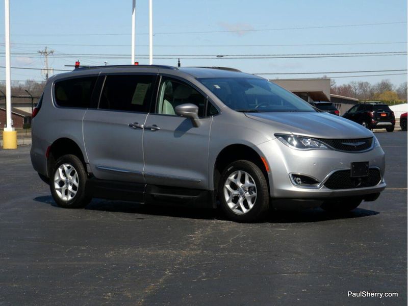 2017 Chrysler Pacifica Touring-L PlusImage 18