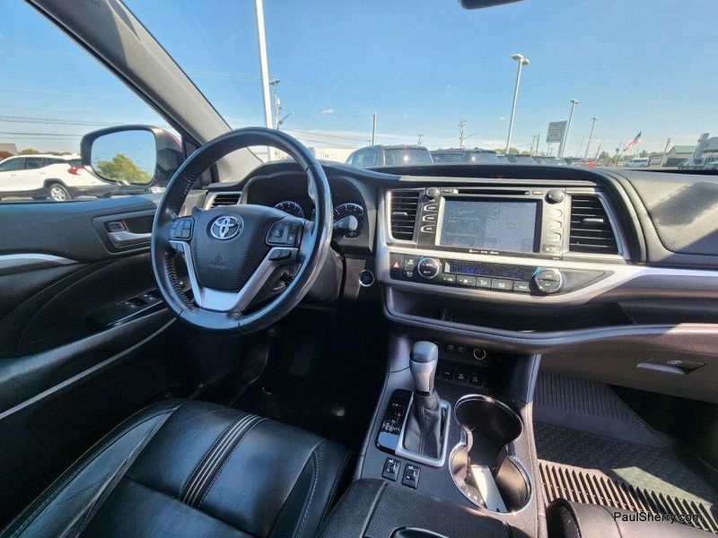 2017 Toyota Highlander SE photo 28
