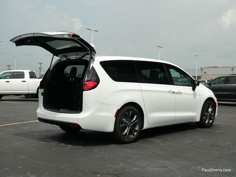 New 2026 Chrysler Pacifica Select