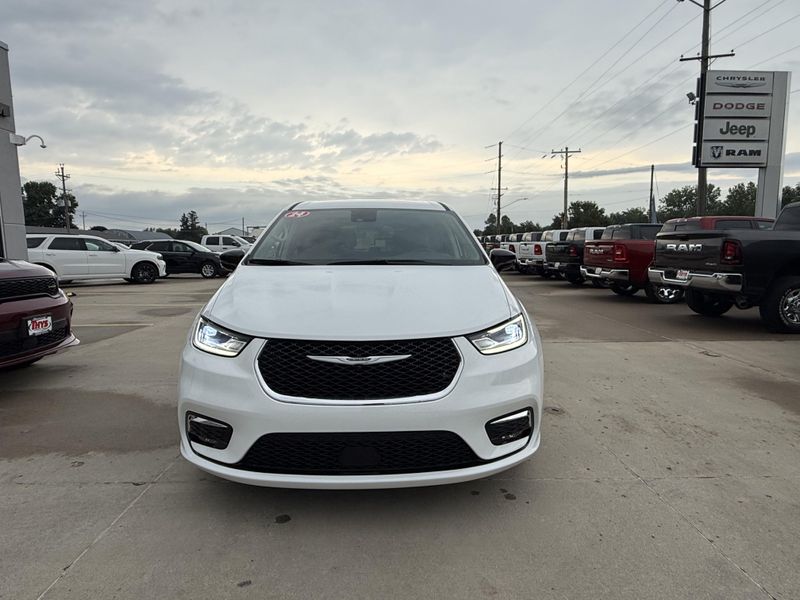 Used 2024 Chrysler Pacifica Touring LImage 31