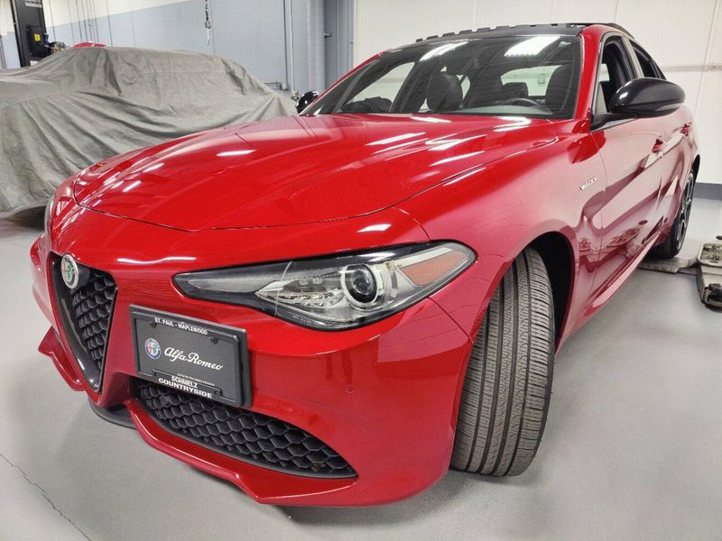 2022 Alfa Romeo Giulia Veloce AWD w/Sunroof/NAV/Activ AsstImage 12