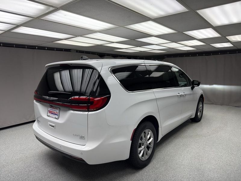 New 2026 Chrysler Pacifica Limited AwdImage 3