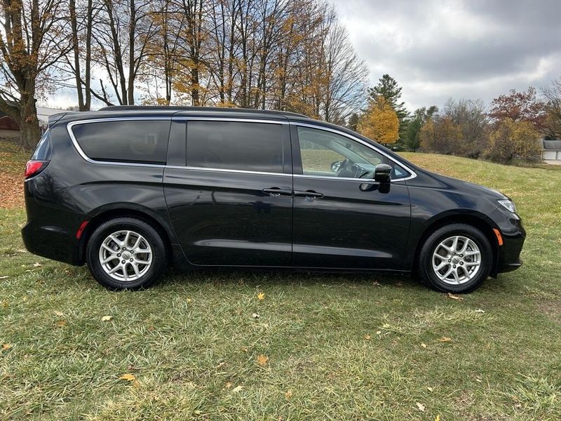 2022 Chrysler Pacifica Touring L photo 2