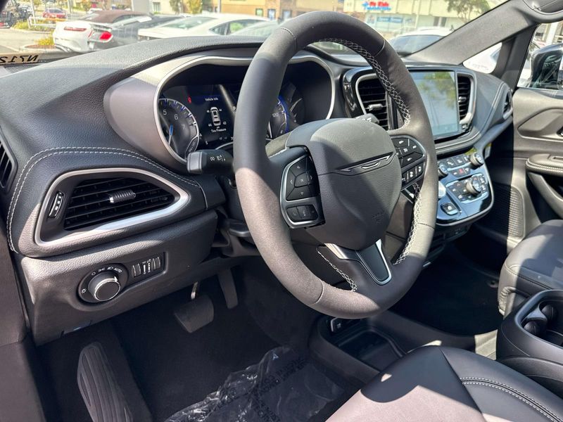 New 2027 Chrysler Pacifica Select Awd