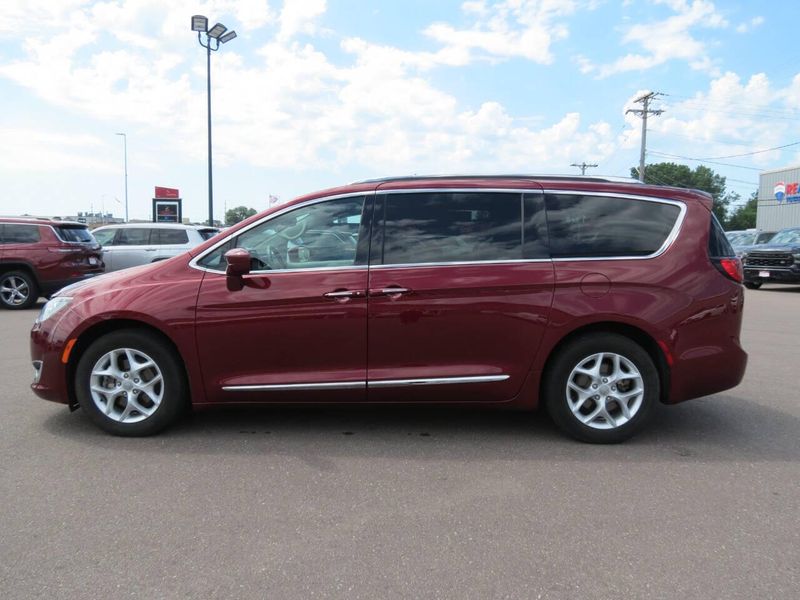 2020 Chrysler Pacifica Touring Plus photo 5