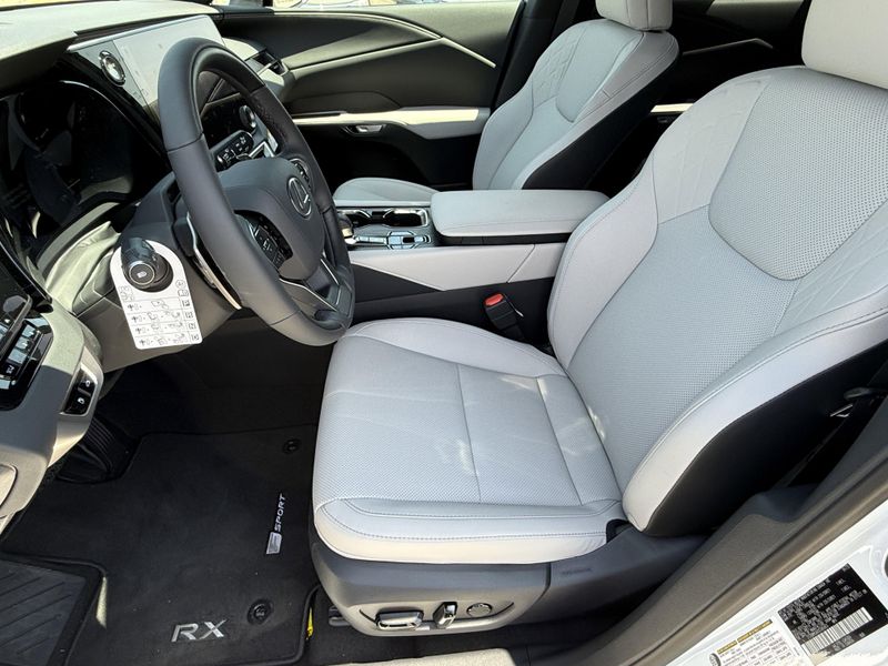 2025 Lexus RX Image 18