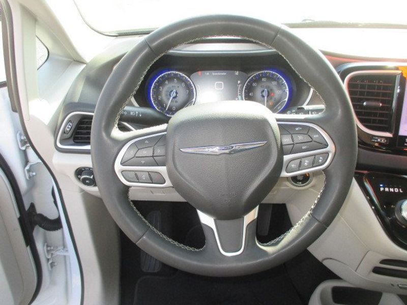 2022 Chrysler Pacifica Touring LImage 17