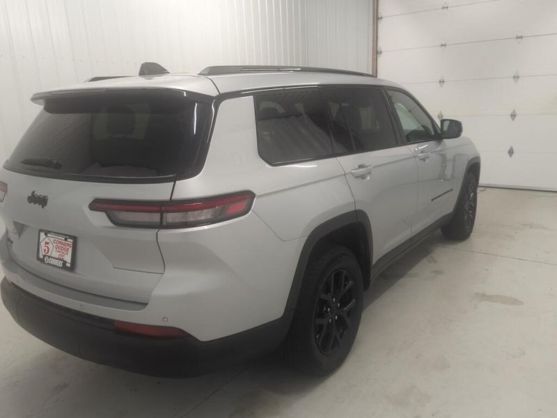 2024 Jeep Grand Cherokee L photo 2