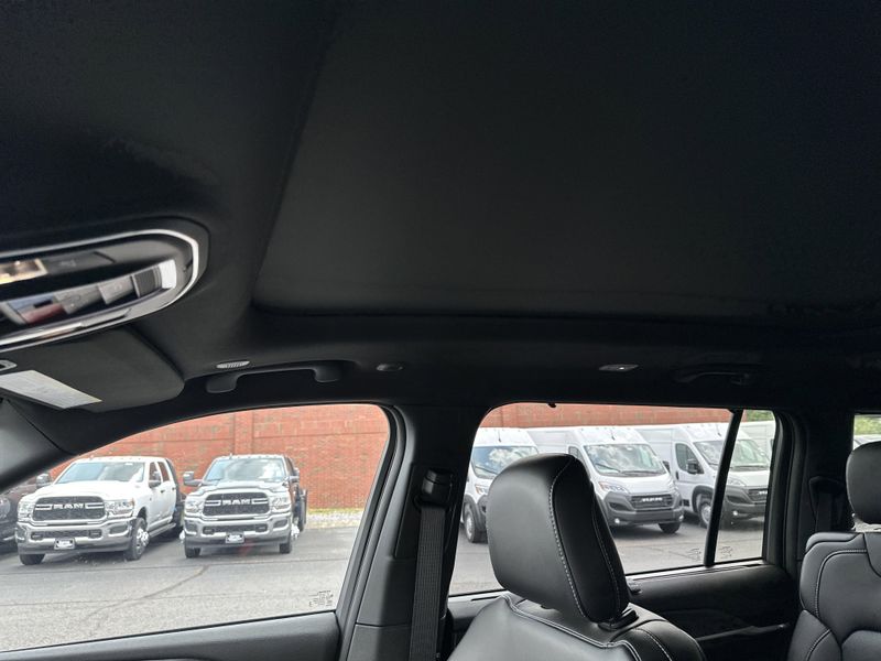 New 2025 Jeep Grand Cherokee L Limited 4x4Image 28