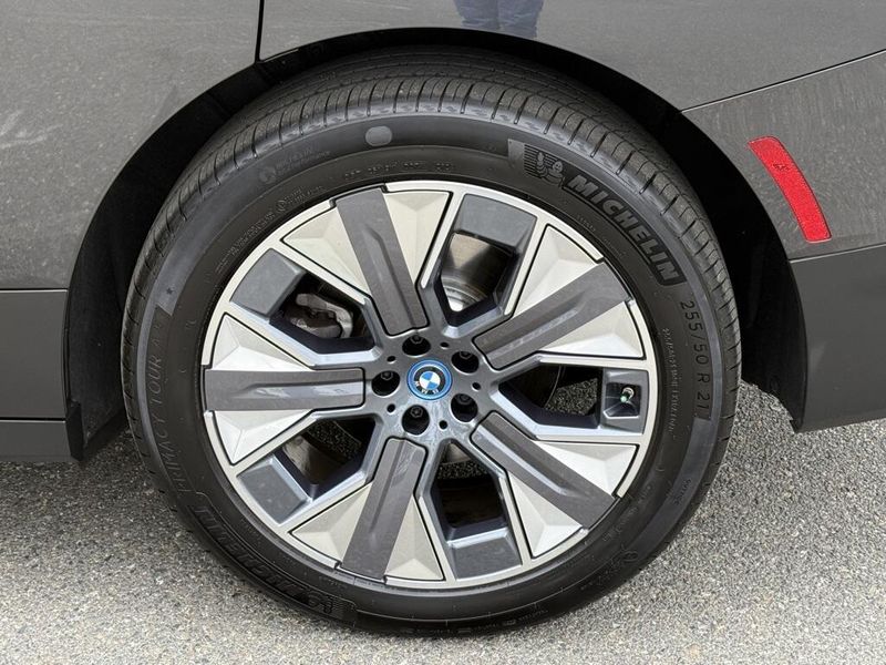2025 BMW iX xDrive50Image 17